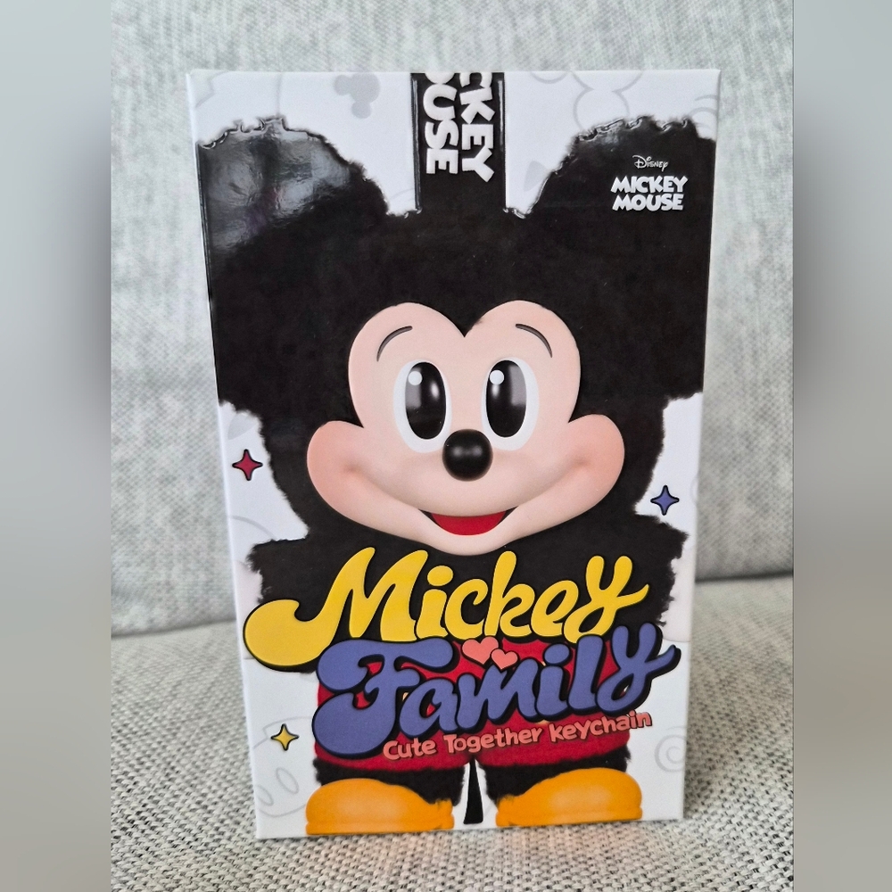 Minnie Mouse | Pop Mart Disney Mickey Family Blind Box Confirmed Plush Pendant - Picture 3 of 7